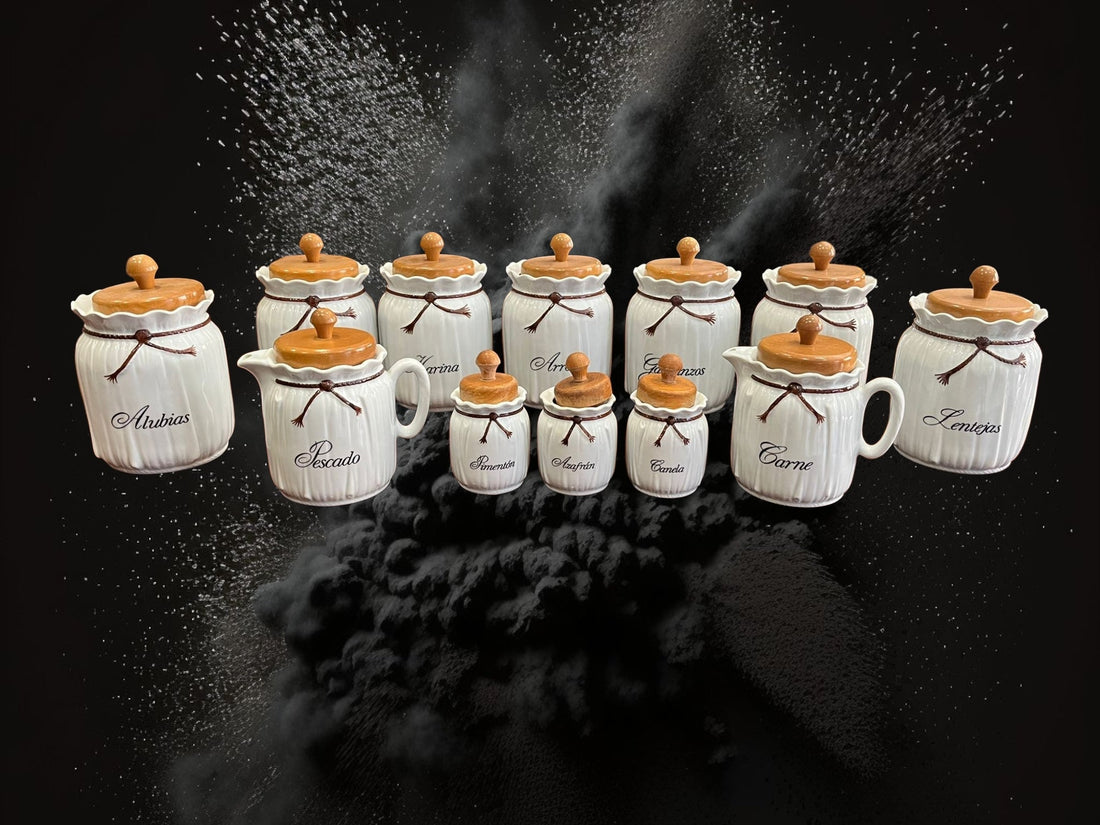 Juego de tarros de cocina de porcelana con tapa de madera, ideales para almacenar especias, aceites y granos. Diseño vintage con etiquetas elegantes.