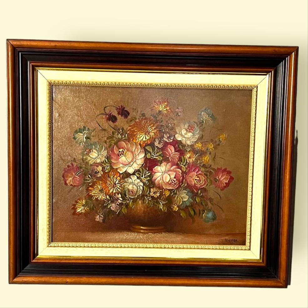 Óleo Floral de Juan Lara con centro floral vibrante en marco elegante de tres colores. Pintura exclusiva para decoración sofisticada en el hogar.