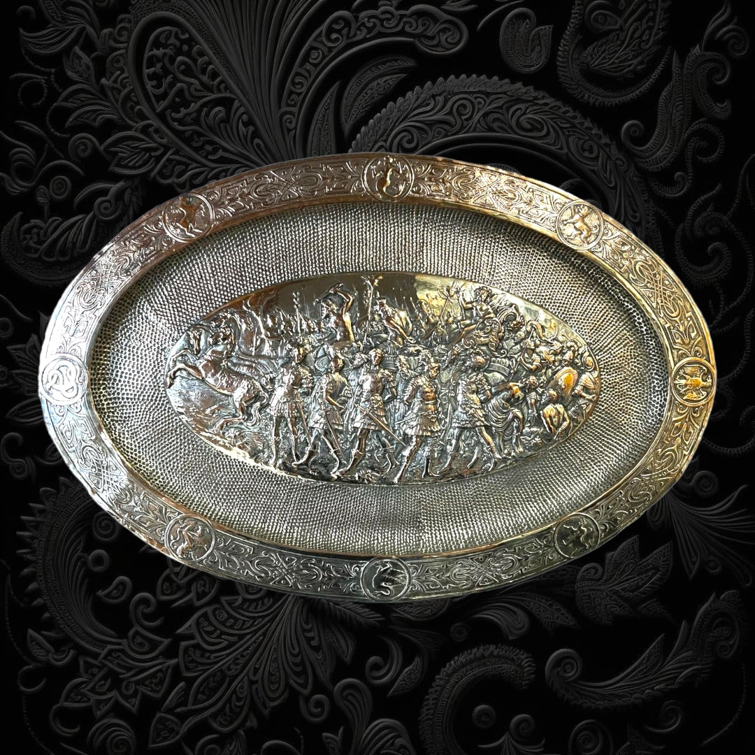 Bandeja Greca Renacentista ovalada en cobre plateado con relieve de batalla. Diseño decorativo elegante para el hogar con detalles grabados.