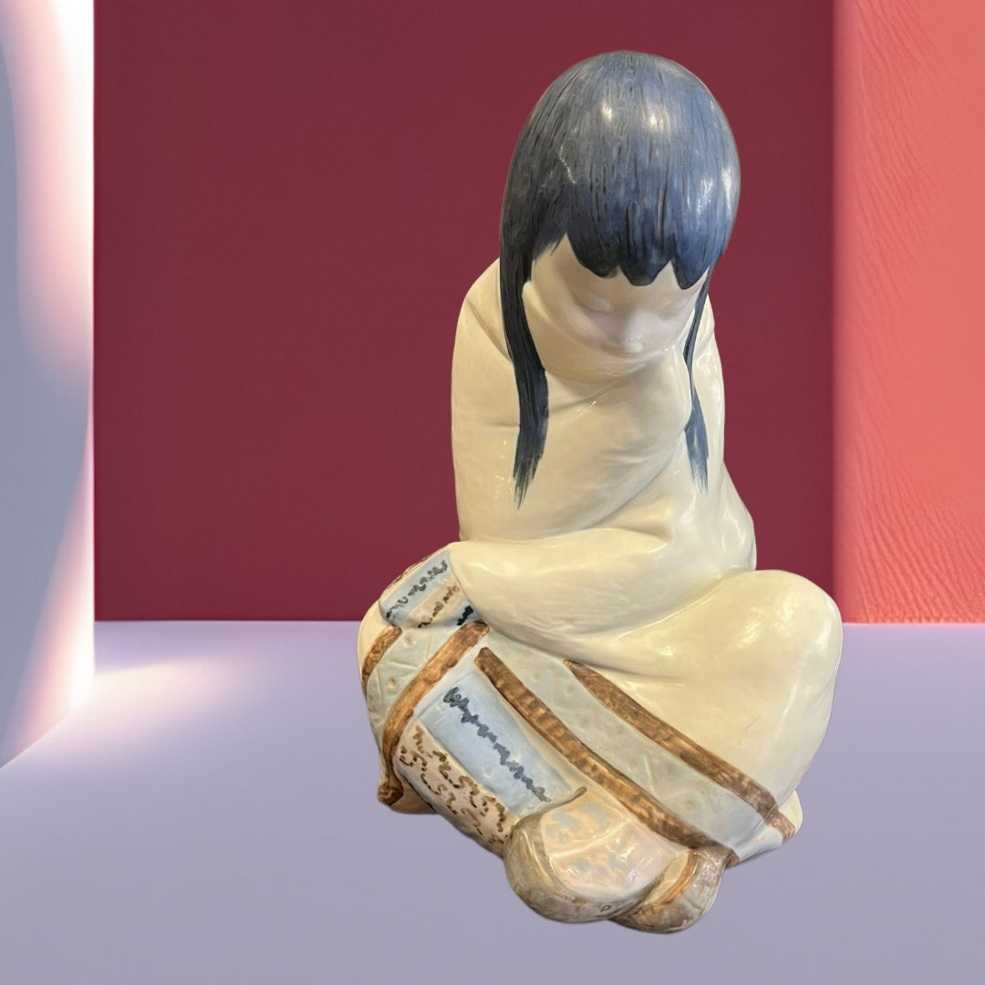 Figura en porcelana Niña Esquimal de Lladró diseñada por Juan Huerta. Elegante decoración con detalles pintados a mano y acabado delicado.
