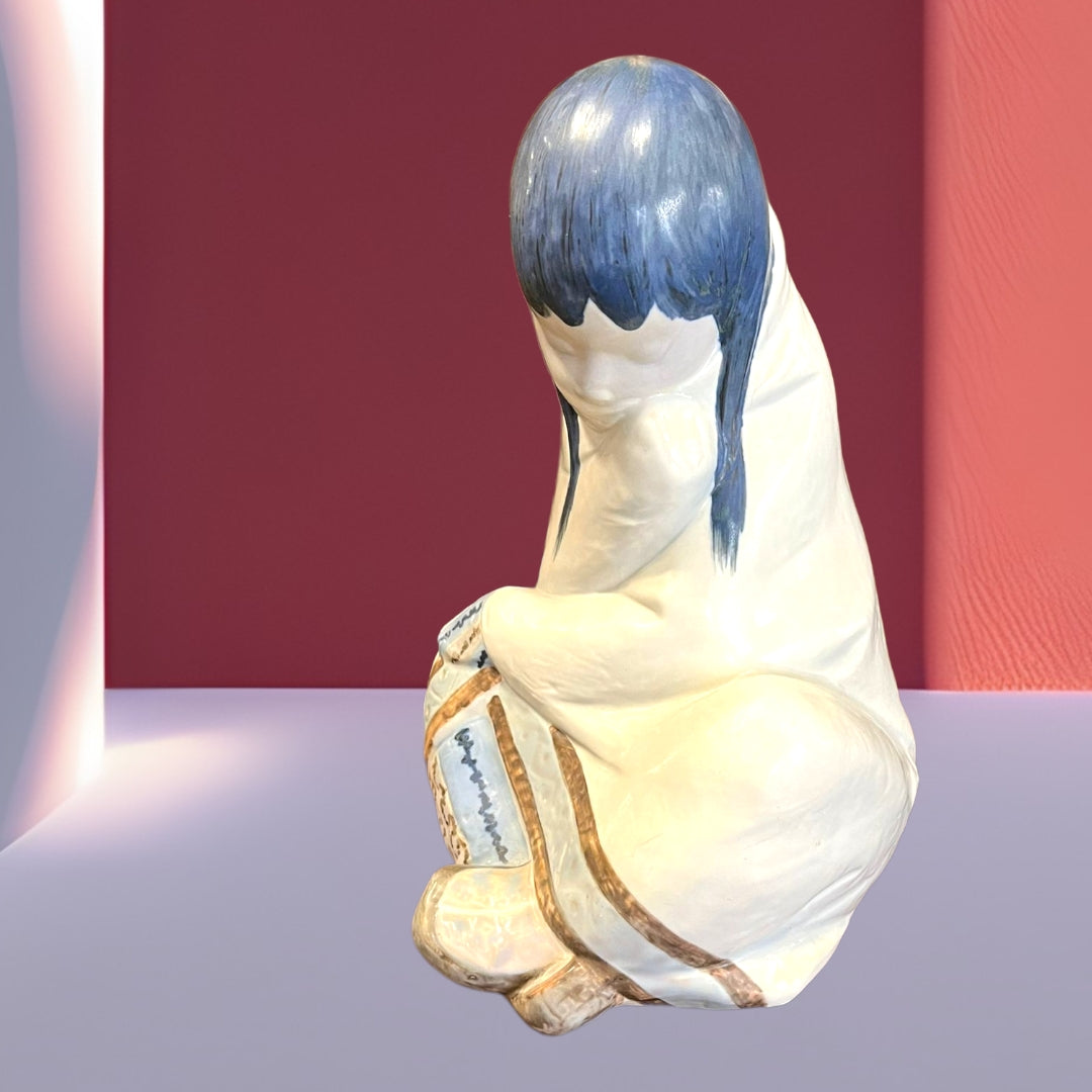Figura en porcelana Niña Esquimal de Lladró diseñada por Juan Huerta. Elegante decoración con detalles pintados a mano y acabado delicado.