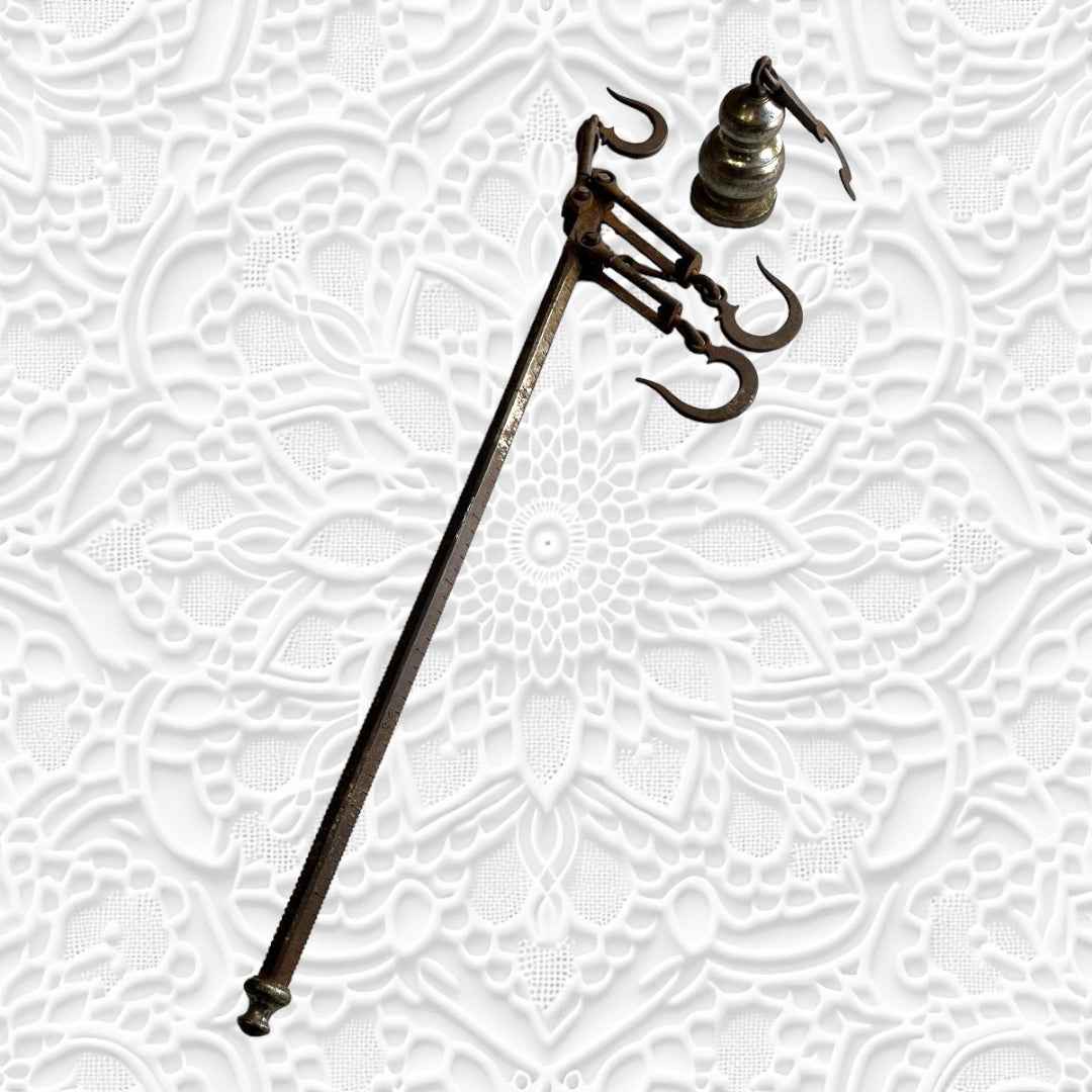 Romana antigua hasta 100 kilos de metal con ganchos curvos y contrapeso, ideal para decoración vintage en hogar o jardín.