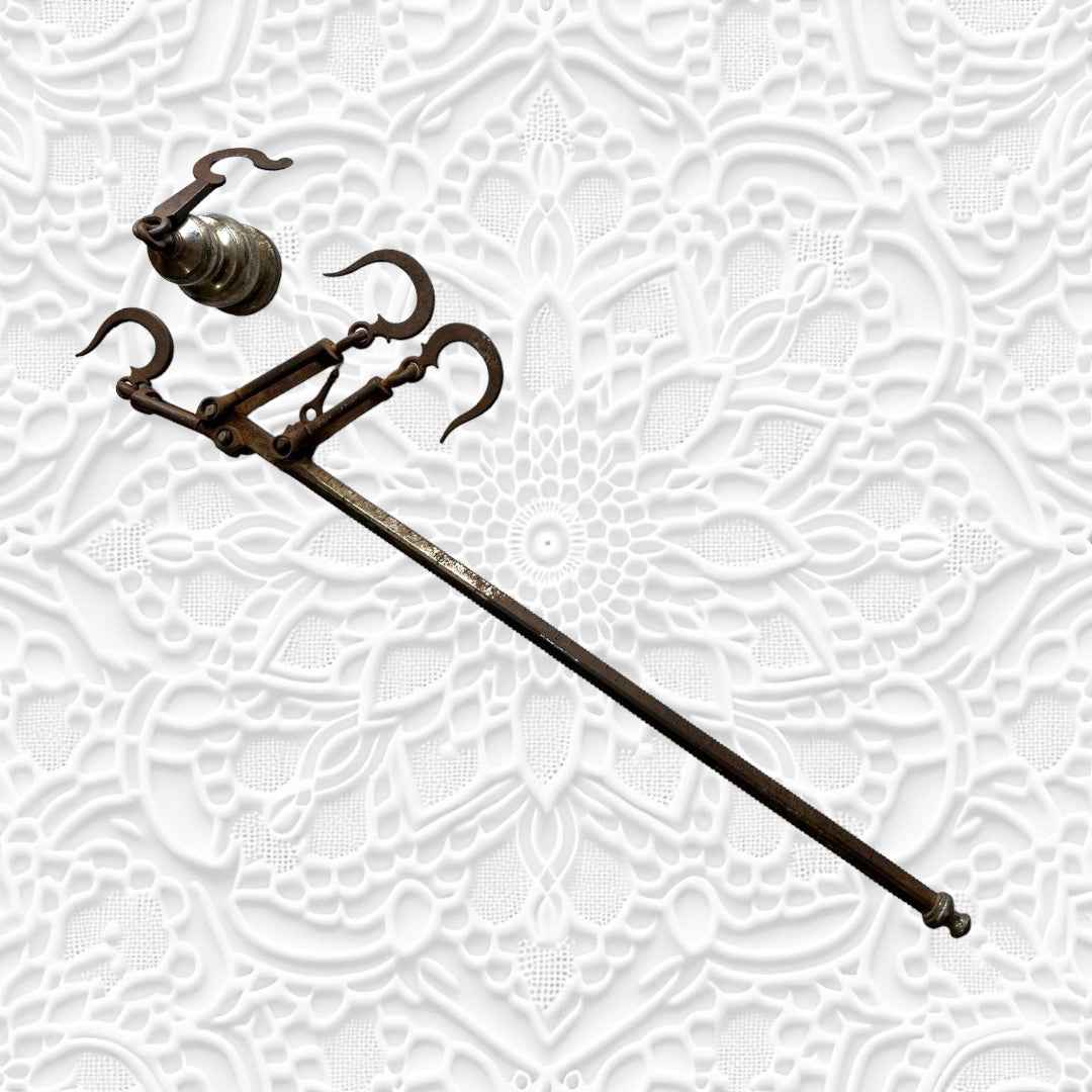 Romana antigua hasta 100 kilos de metal con ganchos curvos y contrapeso, ideal para decoración vintage en hogar o jardín.