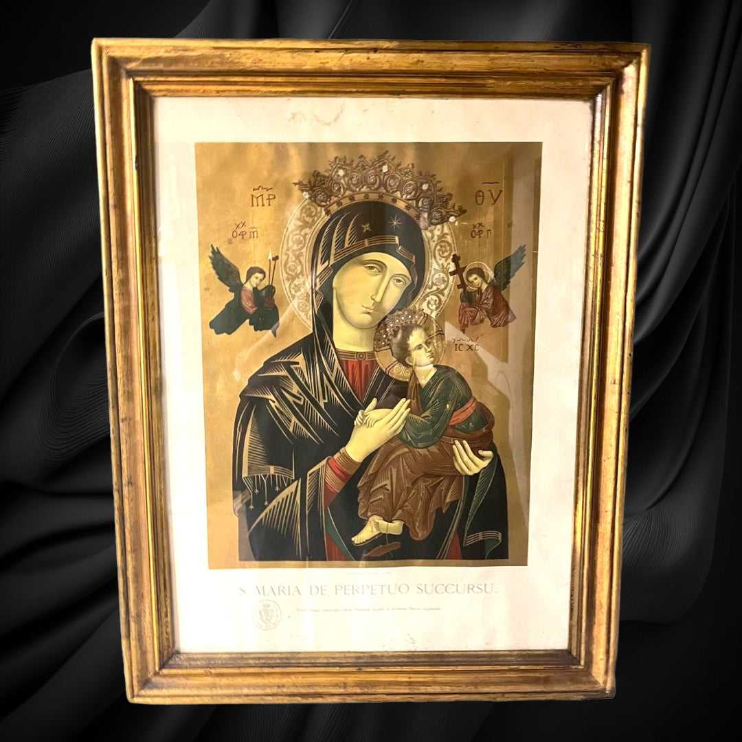 Cuadro antiguo de la Virgen del Perpetuo Socorro con marco dorado de madera. Arte religioso con inscripción latina y estilo iconográfico clásico.