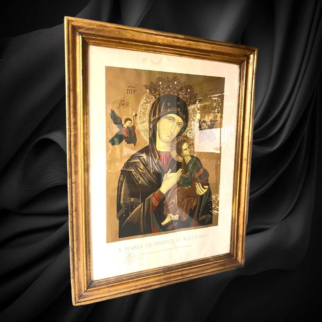 Cuadro antiguo de la Virgen del Perpetuo Socorro con marco dorado de madera. Arte religioso con inscripción latina y estilo iconográfico clásico.
