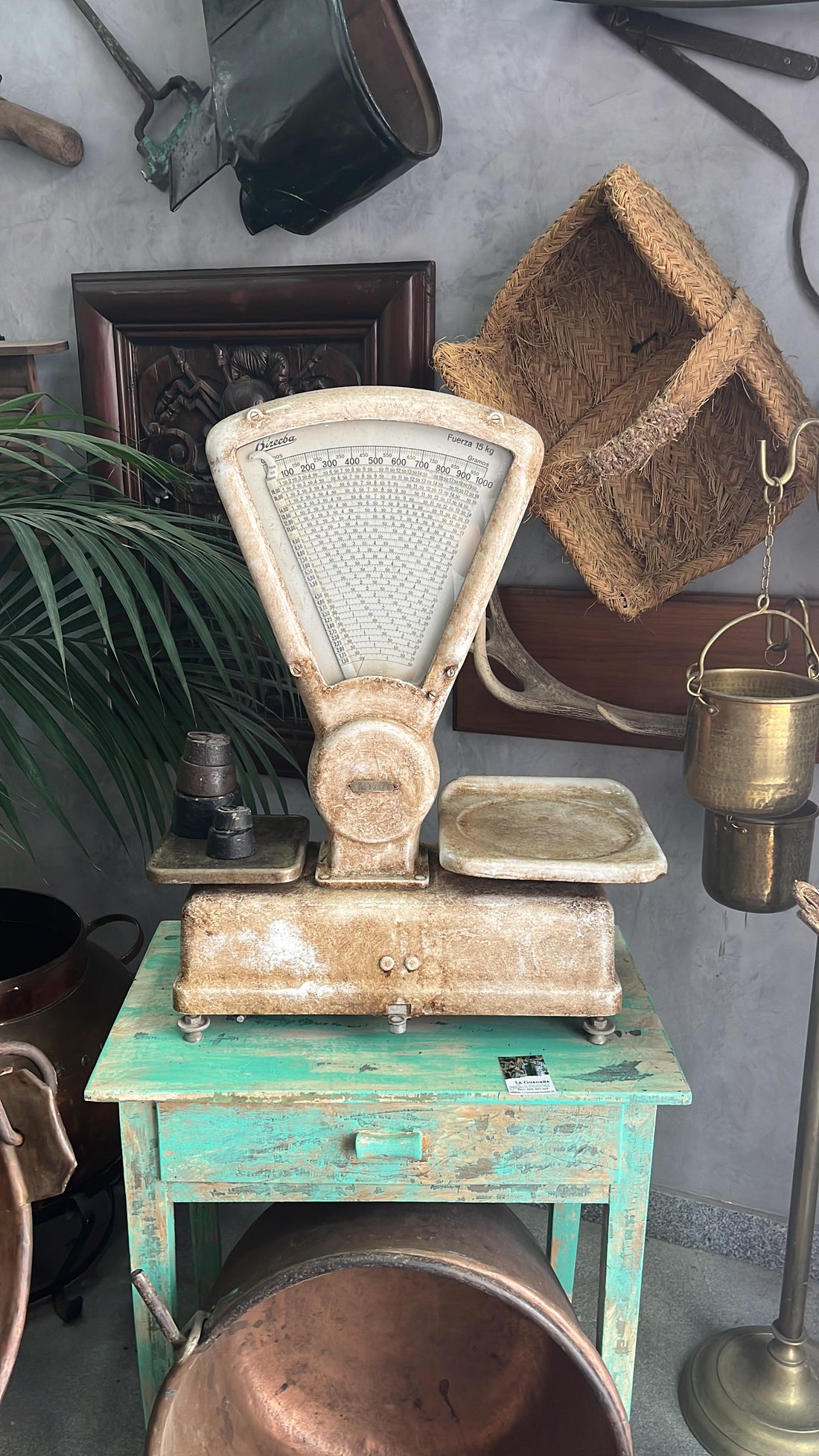 Báscula de comercio antigua de los años 40 y 50, marca Bicerba, con estructura resistente y medición precisa. Ideal para decoración vintage en el hogar.