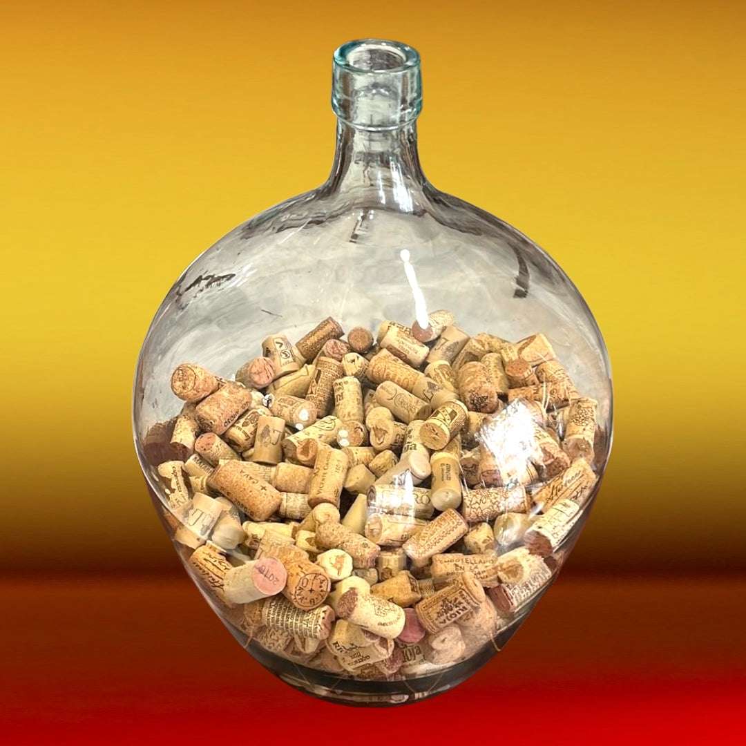 DamaJuana Antigua Cristal - DamaJuana decorativa artesanal llena de corchos, ideal para decoración rústica en hogar o espacios vinícolas.