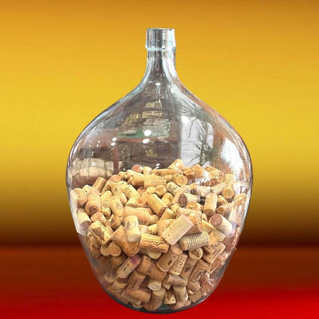 DamaJuana Antigua Cristal - DamaJuana decorativa artesanal llena de corchos, ideal para decoración rústica en hogar o espacios vinícolas.