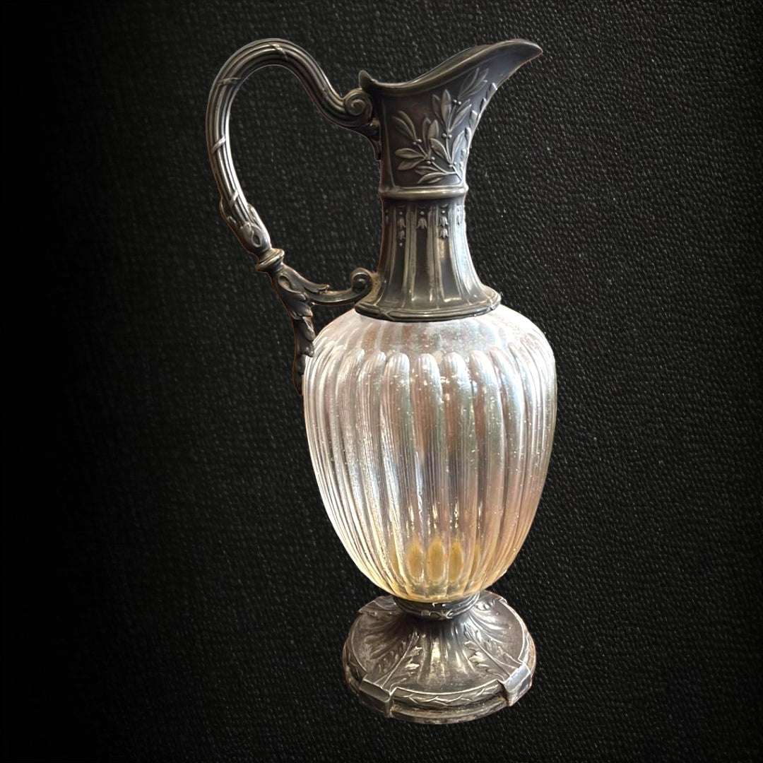 Jarra vinajera modernista de cristal tallado y metal plateado con detalles florales, estilo francés ideal para decoración elegante de mesa.