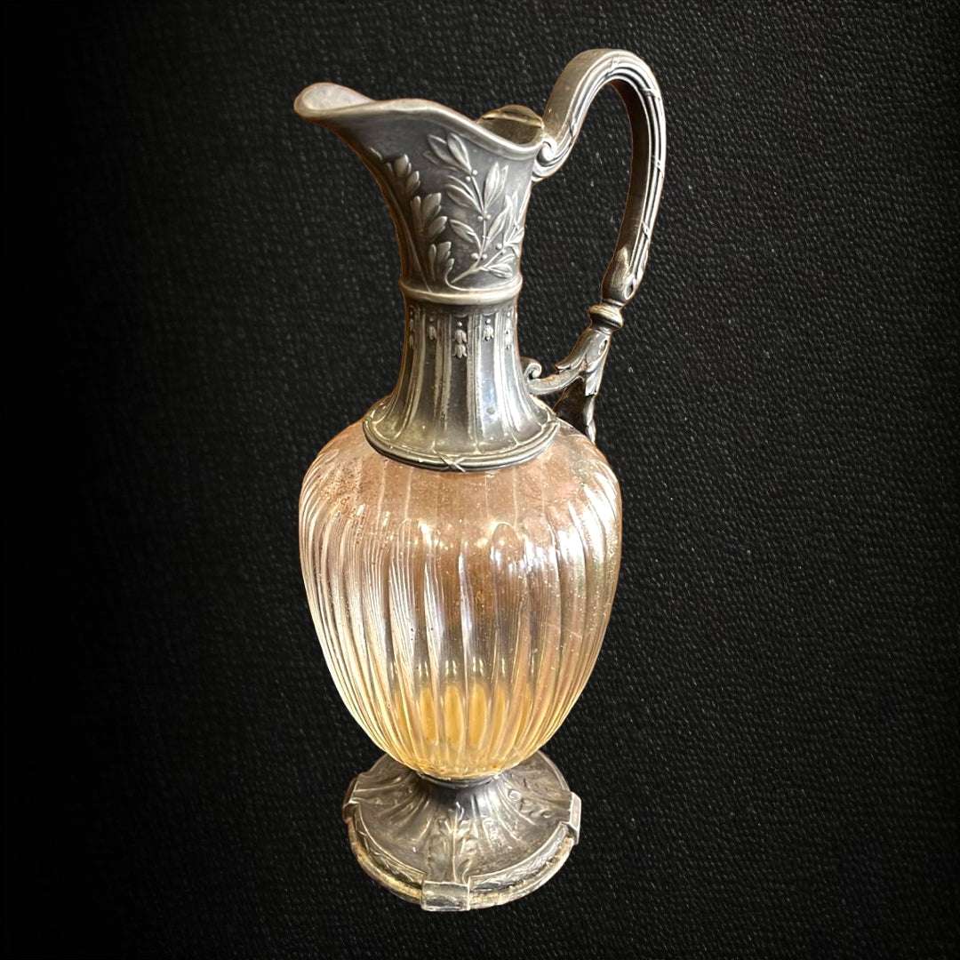 Jarra vinajera modernista de cristal tallado y metal plateado con detalles florales, estilo francés ideal para decoración elegante de mesa.