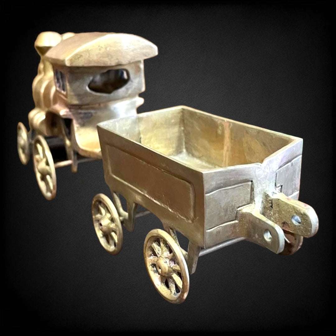 Tren con vagoneta en bronce de fundición con acabado artesanal, ideal para decoración vintage e industrial en el hogar o la oficina.