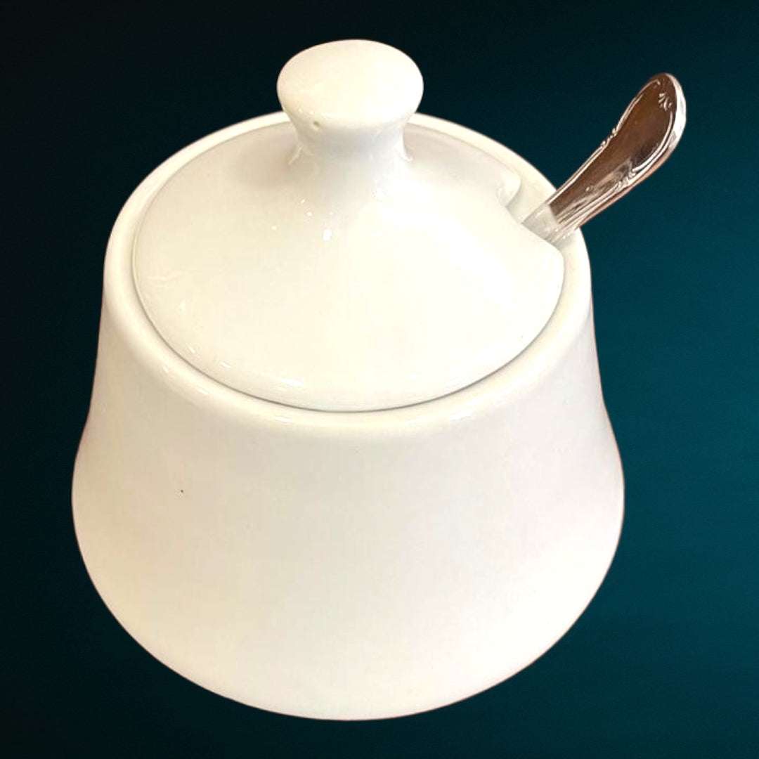 Azucarero en porcelana blanca de calidad excelente y elegante diseño con tapa y cuchara metálica, ideal para decoración de cocina vintage.