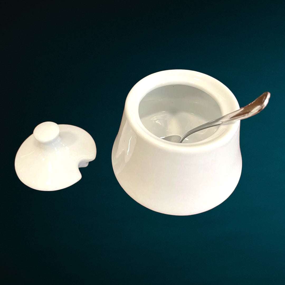 Azucarero en porcelana blanca de calidad excelente y elegante diseño con tapa y cuchara metálica, ideal para decoración de cocina vintage.