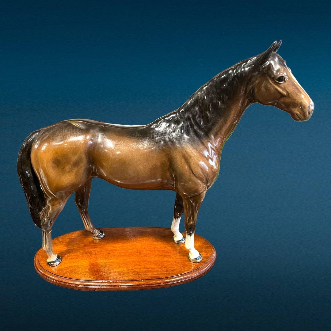 Caballo de porcelana Beswick con peana esmaltada en acabado brillante, ideal para decoración clásica en el hogar. Pieza de colección elegante y detallada.