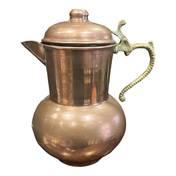 Jarra de cobre y metal con tapa cerrada, diseño vintage ideal para decoración de cocina. Estilo único y resistente para el hogar.