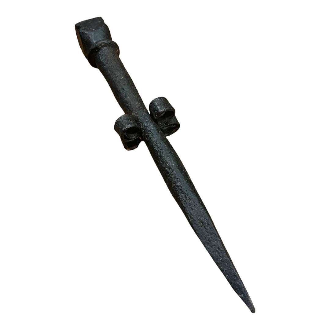 Yunque Siglo XVIII para picar guadañas de acero forjado, pieza rústica decorativa con acabado envejecido. Ideal para decoración vintage.