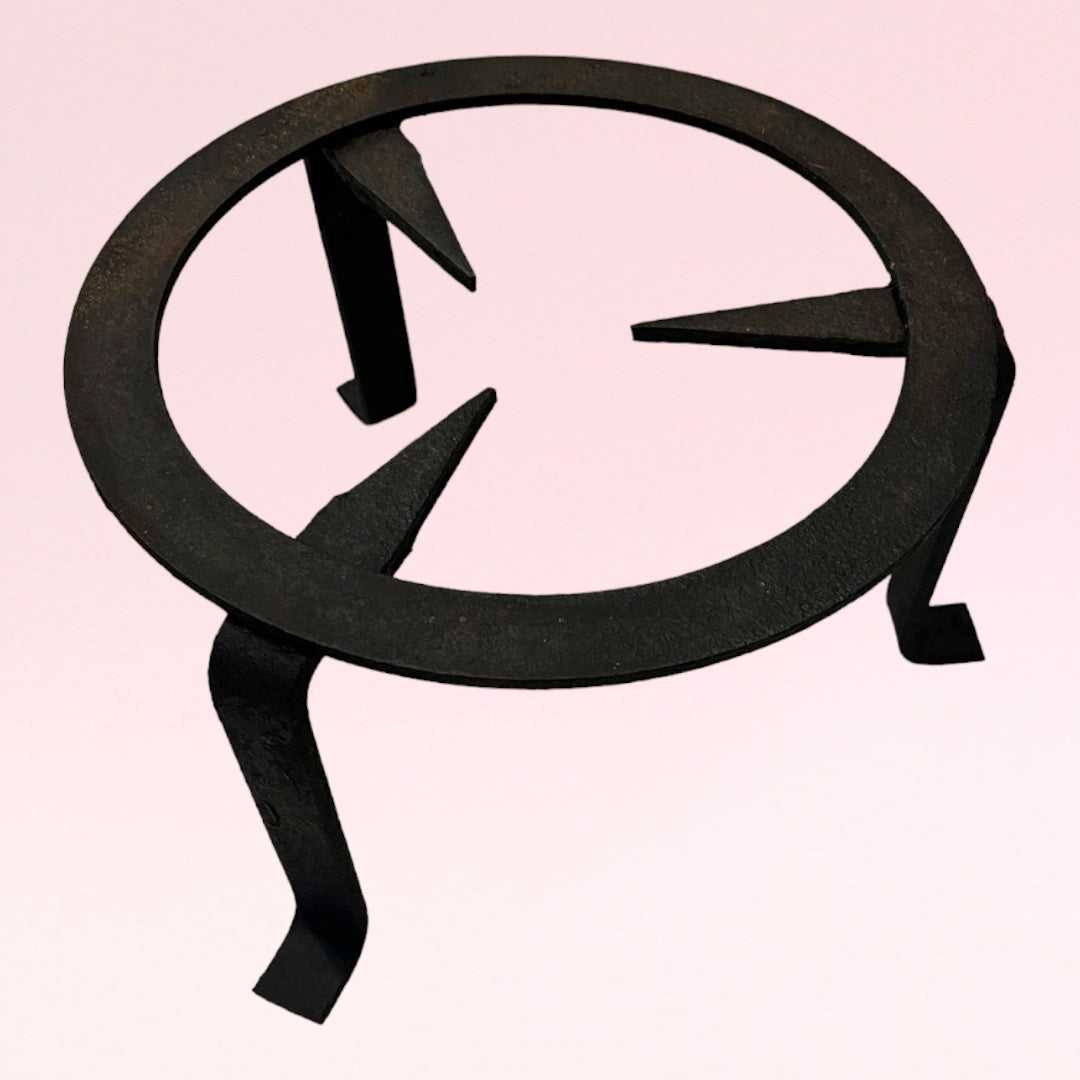 Gran Estrebede de hierro resistente de 19xH30 cm con tres patas, ideal para cocinar a la antigua con fuego de leña o carbón.