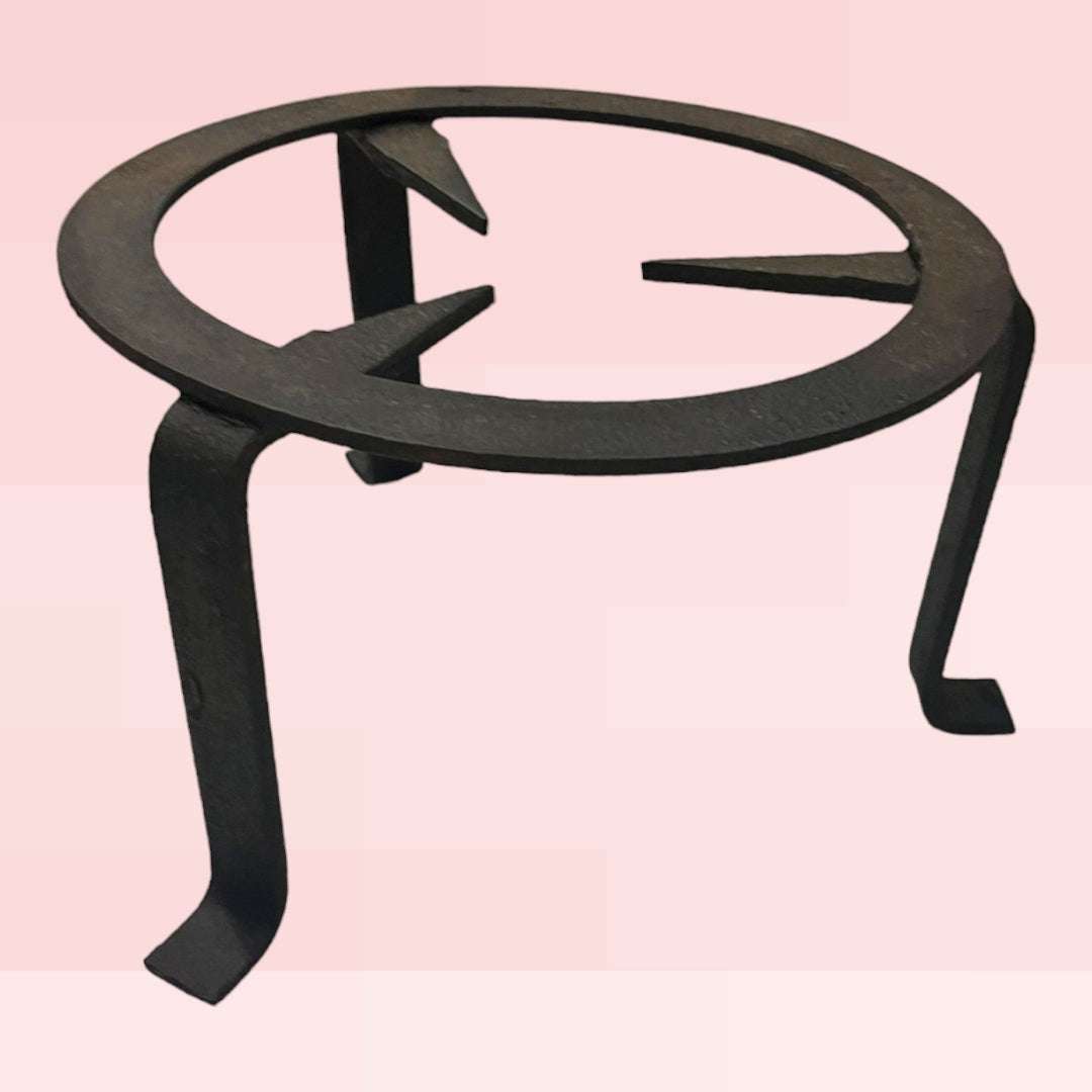 Gran Estrebede de hierro resistente de 19xH30 cm con tres patas, ideal para cocinar a la antigua con fuego de leña o carbón.