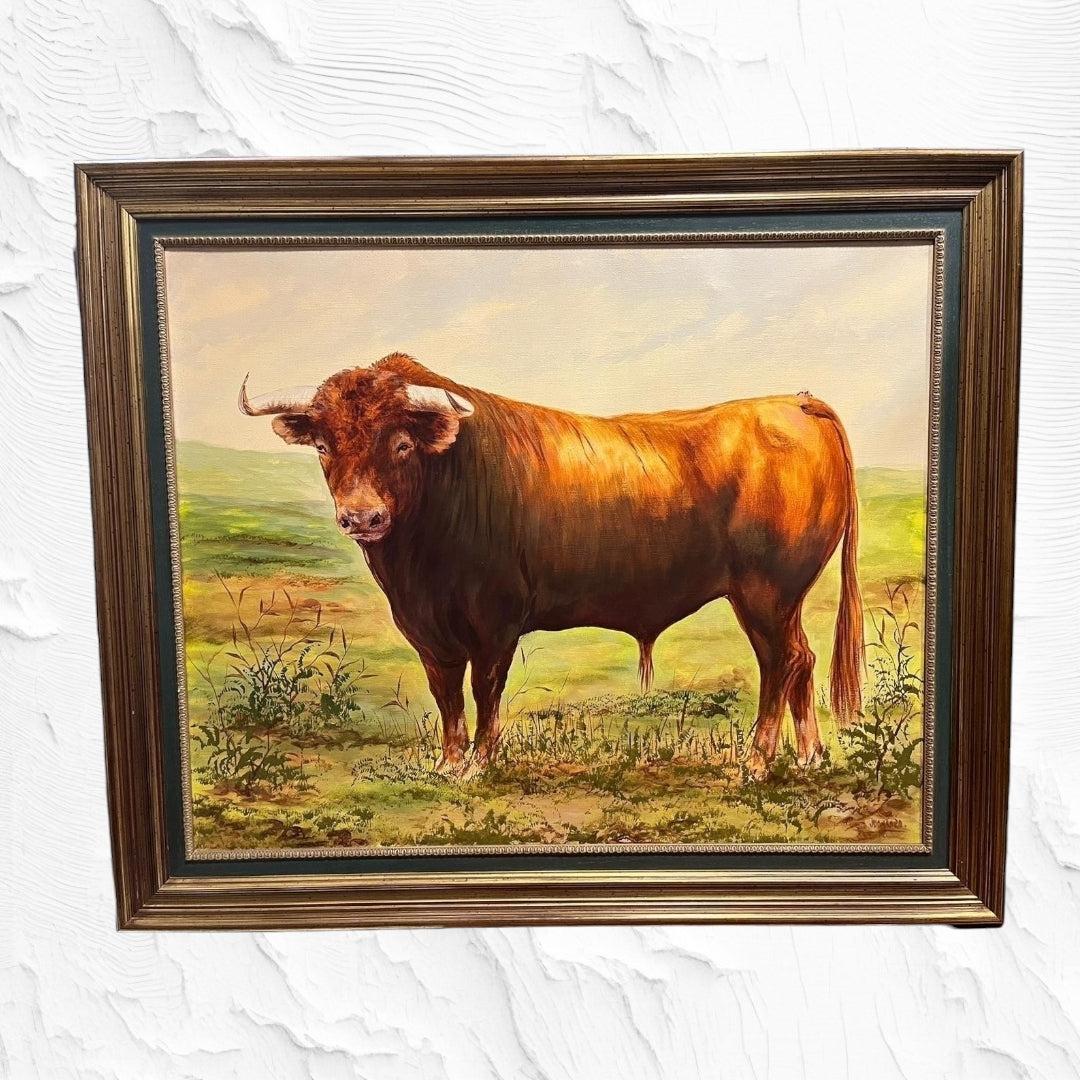 Pintura óleo taurino de Juan Lara con un toro castaño en paisaje natural. Arte taurino ideal para decoración del hogar con marco elegante.