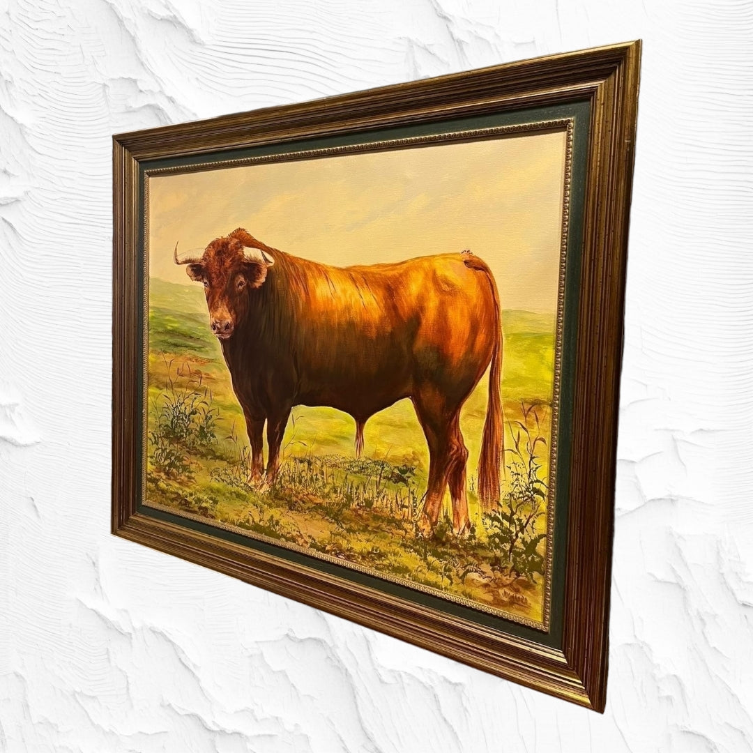Pintura óleo taurino de Juan Lara con un toro castaño en paisaje natural. Arte taurino ideal para decoración del hogar con marco elegante.