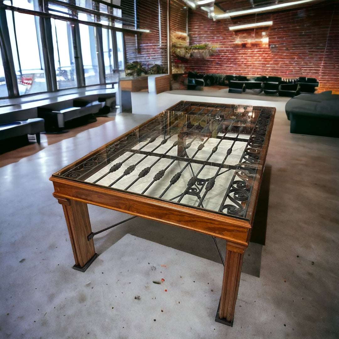 Mesa Reja Comedor con cubierta de cristal blindado, estructura de hierro forjado y base de madera, ideal para decoración de interiores modernos.