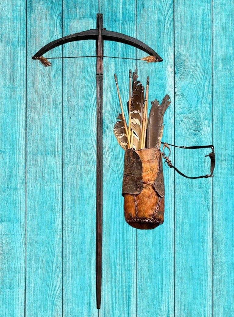 Ballesta africana antigua del siglo XIX-XX con carcaj de flechas y plumas originales. Pieza única ideal para coleccionistas y decoración exclusiva.