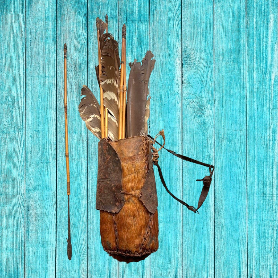 Ballesta africana antigua del siglo XIX-XX con carcaj de flechas y plumas originales. Pieza única ideal para coleccionistas y decoración exclusiva.