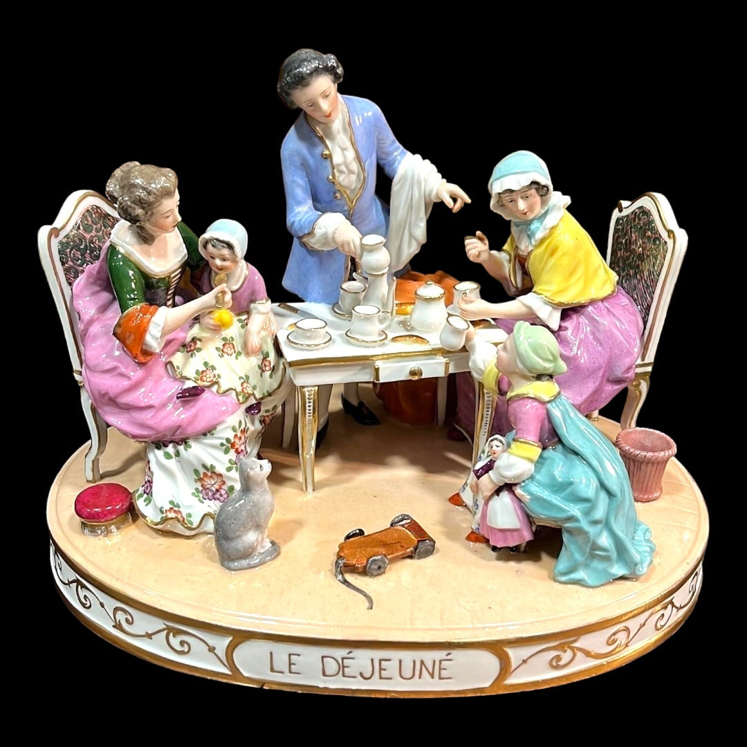 Grupo de porcelana representando una escena familiar durante el desayuno, obra de arte francesa del siglo XX con detalles elegantes. Envío gratis.