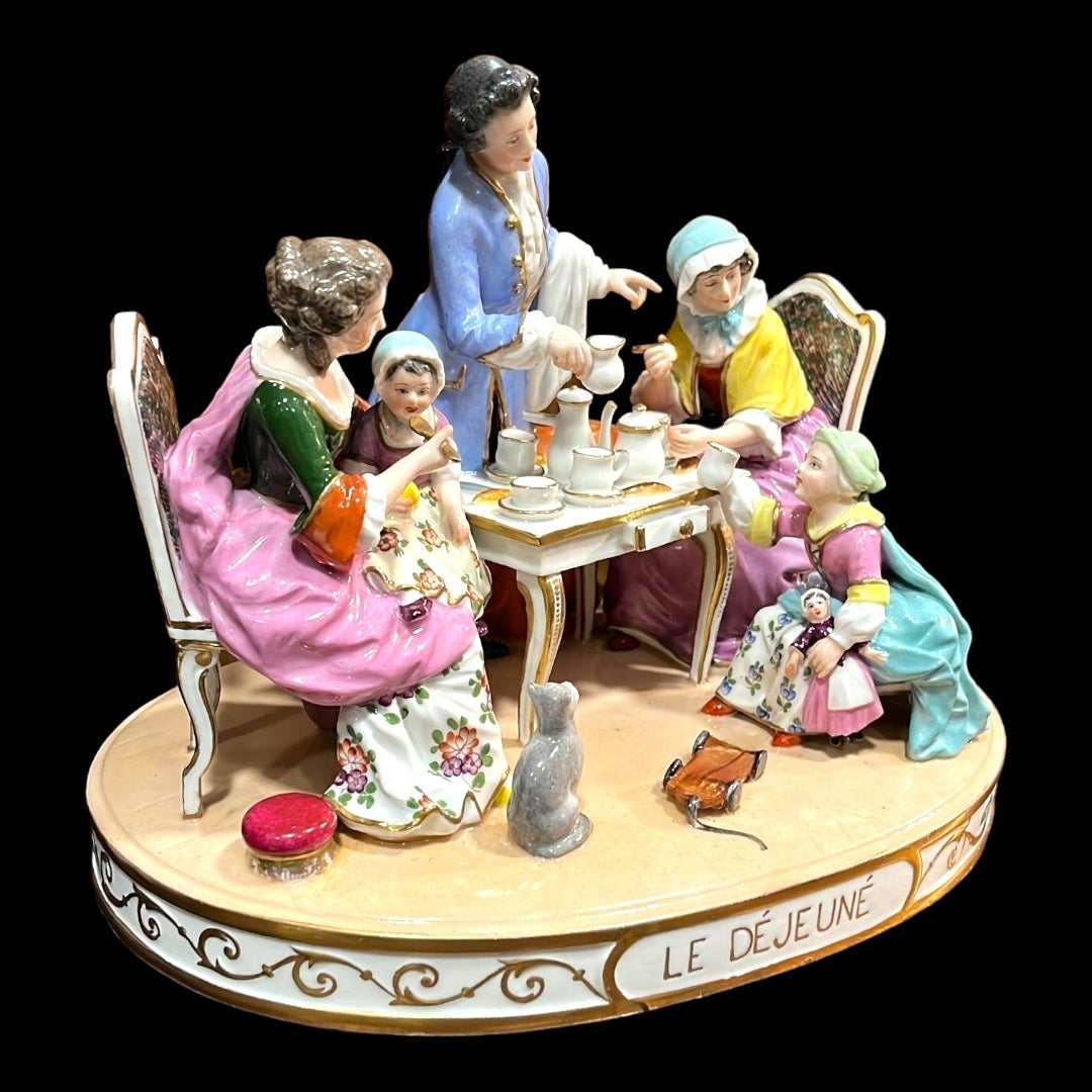Grupo de porcelana representando una escena familiar durante el desayuno, obra de arte francesa del siglo XX con detalles elegantes. Envío gratis.