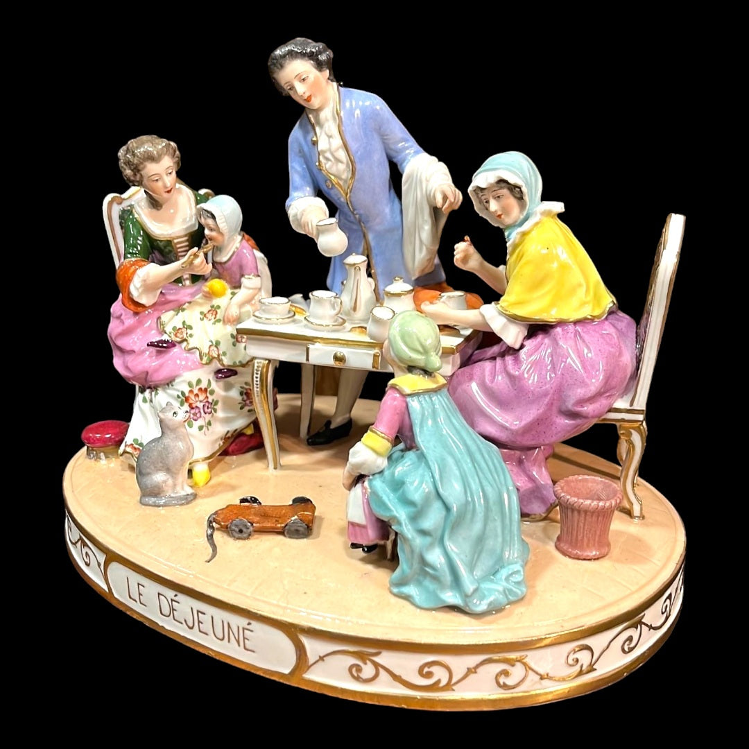 Grupo escultórico de porcelana con familia en desayuno, diseño detallado y colores vibrantes, perfecto para coleccionistas. Envío gratis.