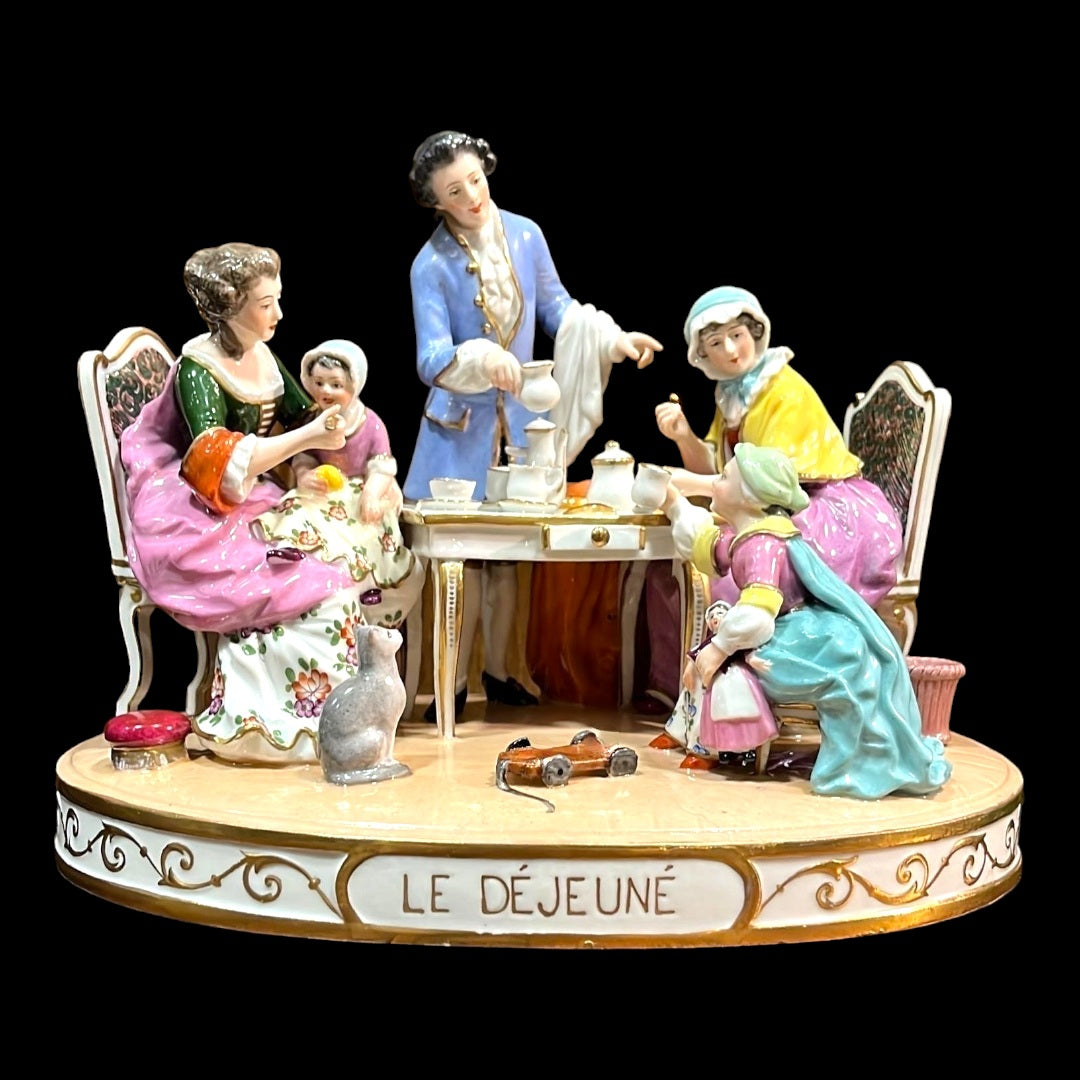 Figura decorativa de porcelana francesa con escena familiar, ideal para embellecer espacios con un toque clásico y sofisticado. Envío gratis.