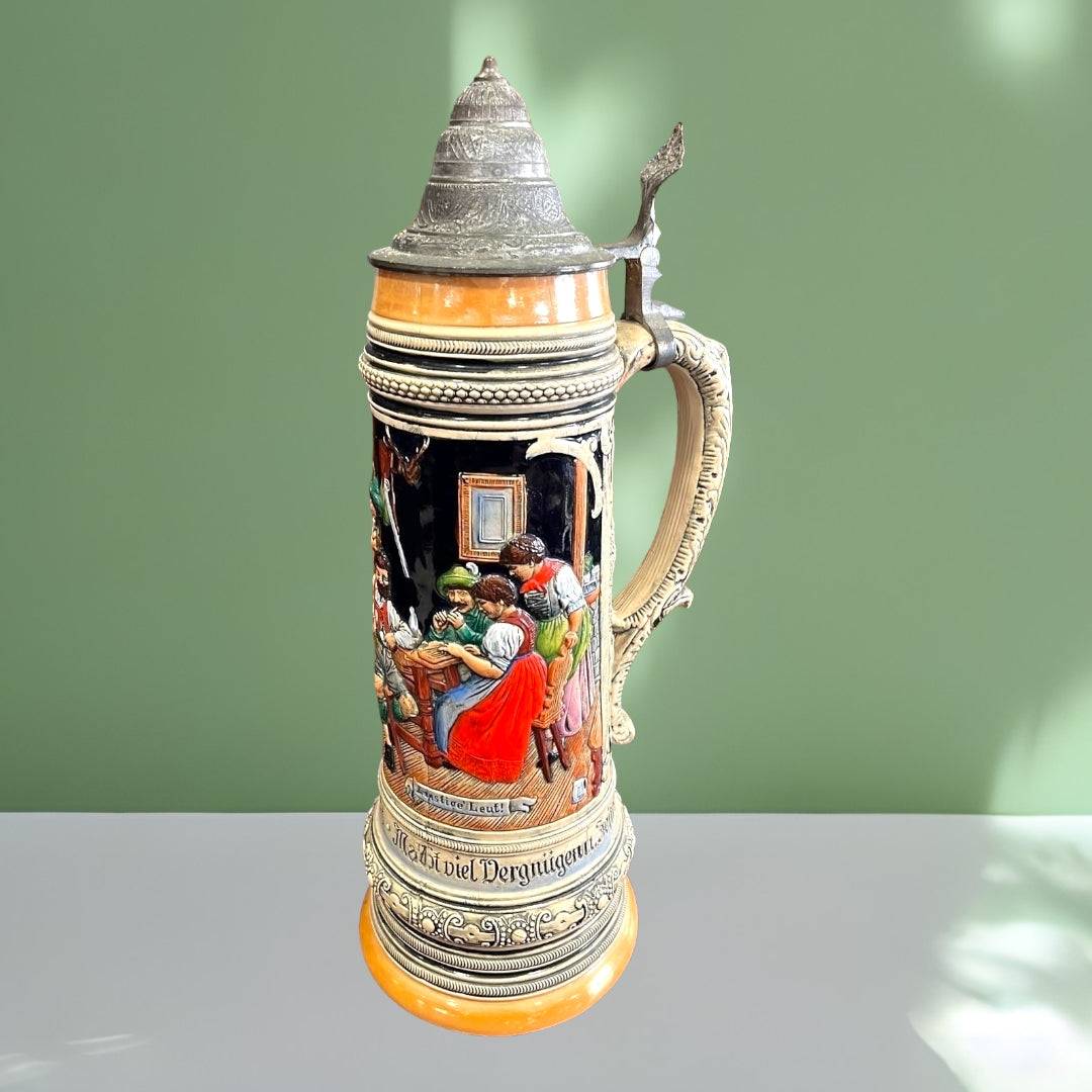 Jarra de Cerveza Praga - Gran Jarra decorativa con tapa metálica y escena bávara en relieve, ideal para decoración de hogar y amantes de la cerveza.