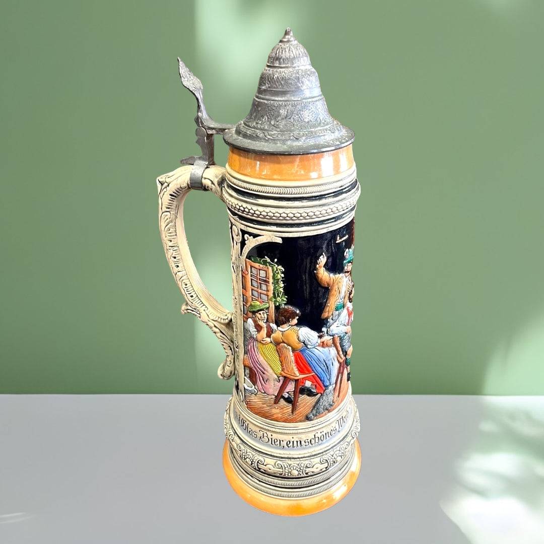 Jarra de Cerveza Praga - Gran Jarra decorativa con tapa metálica y escena bávara en relieve, ideal para decoración de hogar y amantes de la cerveza.