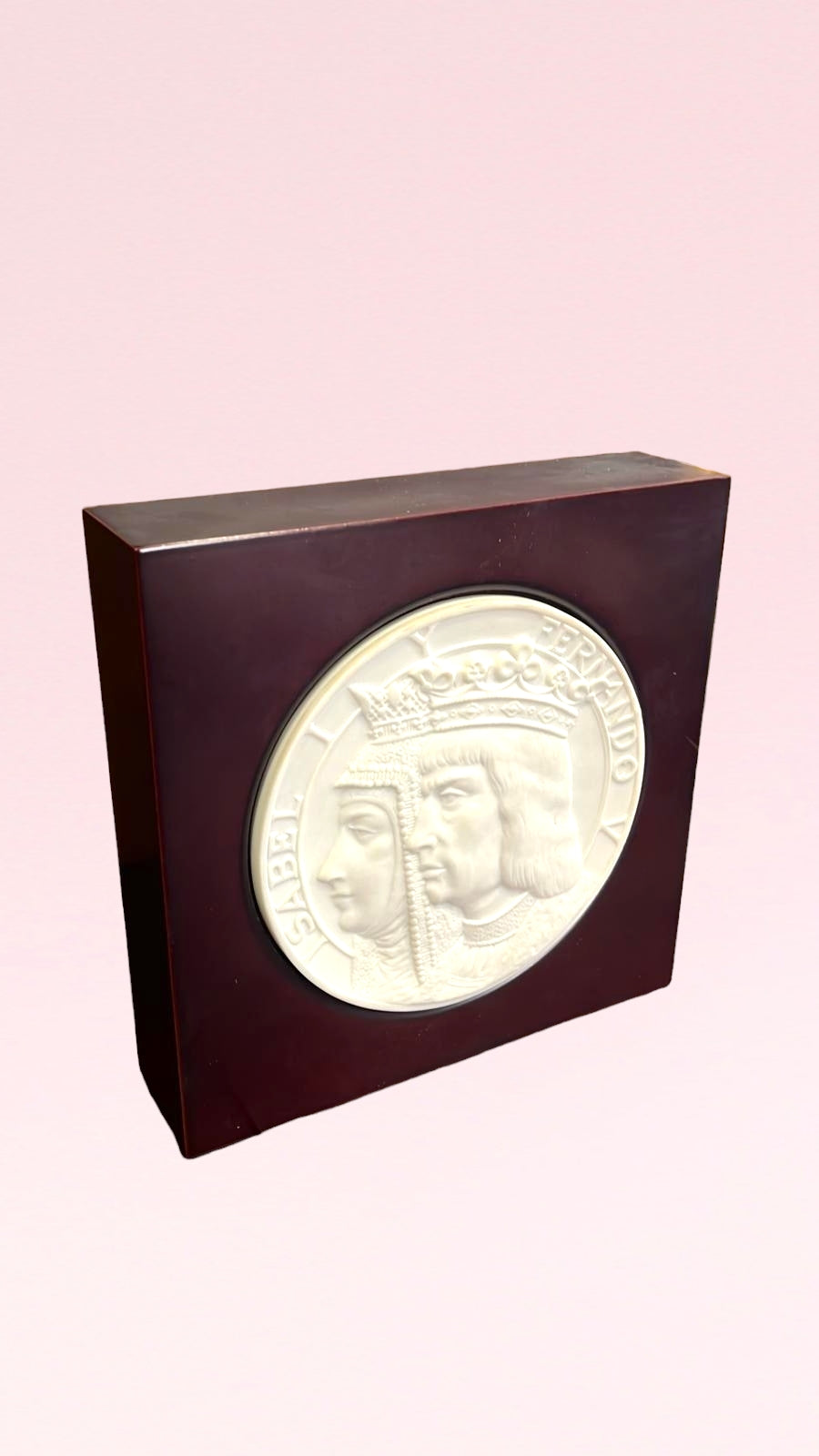 Medallón V Centenario Lladro en relieve con retrato de Isabel y Fernando, montado en base de madera oscura. Edición limitada, ideal para coleccionistas.