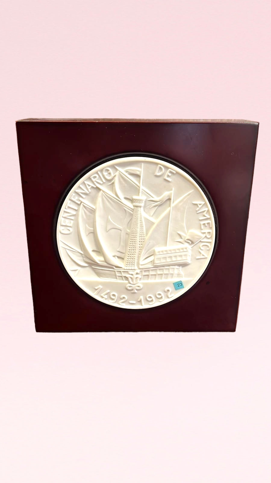 Medallón V Centenario Lladro en relieve con retrato de Isabel y Fernando, montado en base de madera oscura. Edición limitada, ideal para coleccionistas.