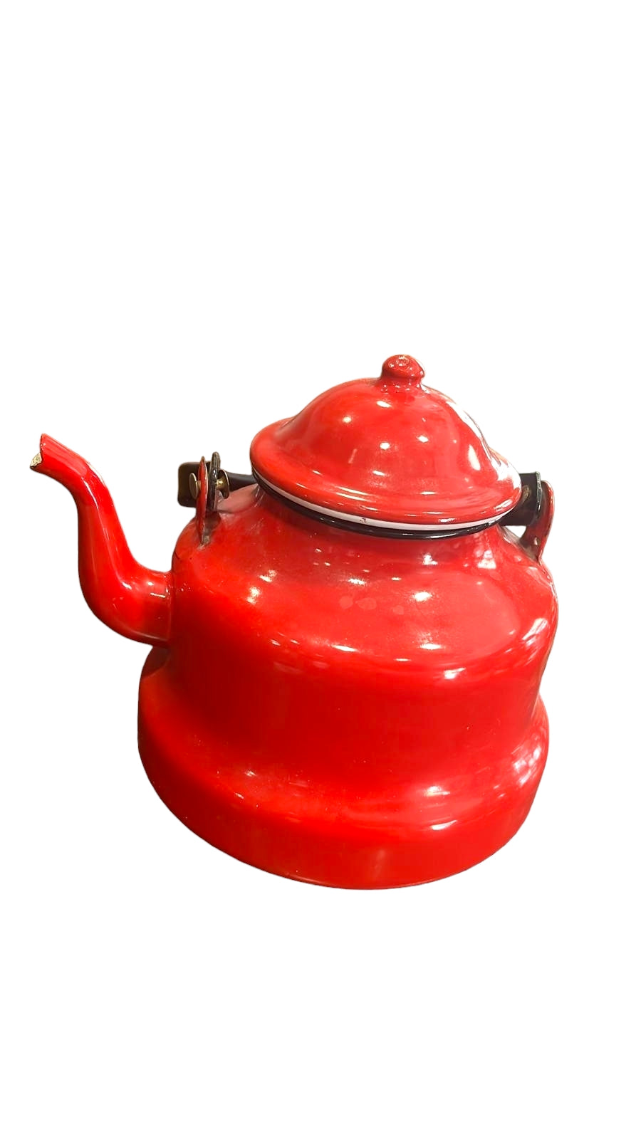 Cafetera antigua roja esmaltada con diseño vintage, ideal para decorar cocinas clásicas. Elegante y resistente, perfecta para amantes del estilo retro.