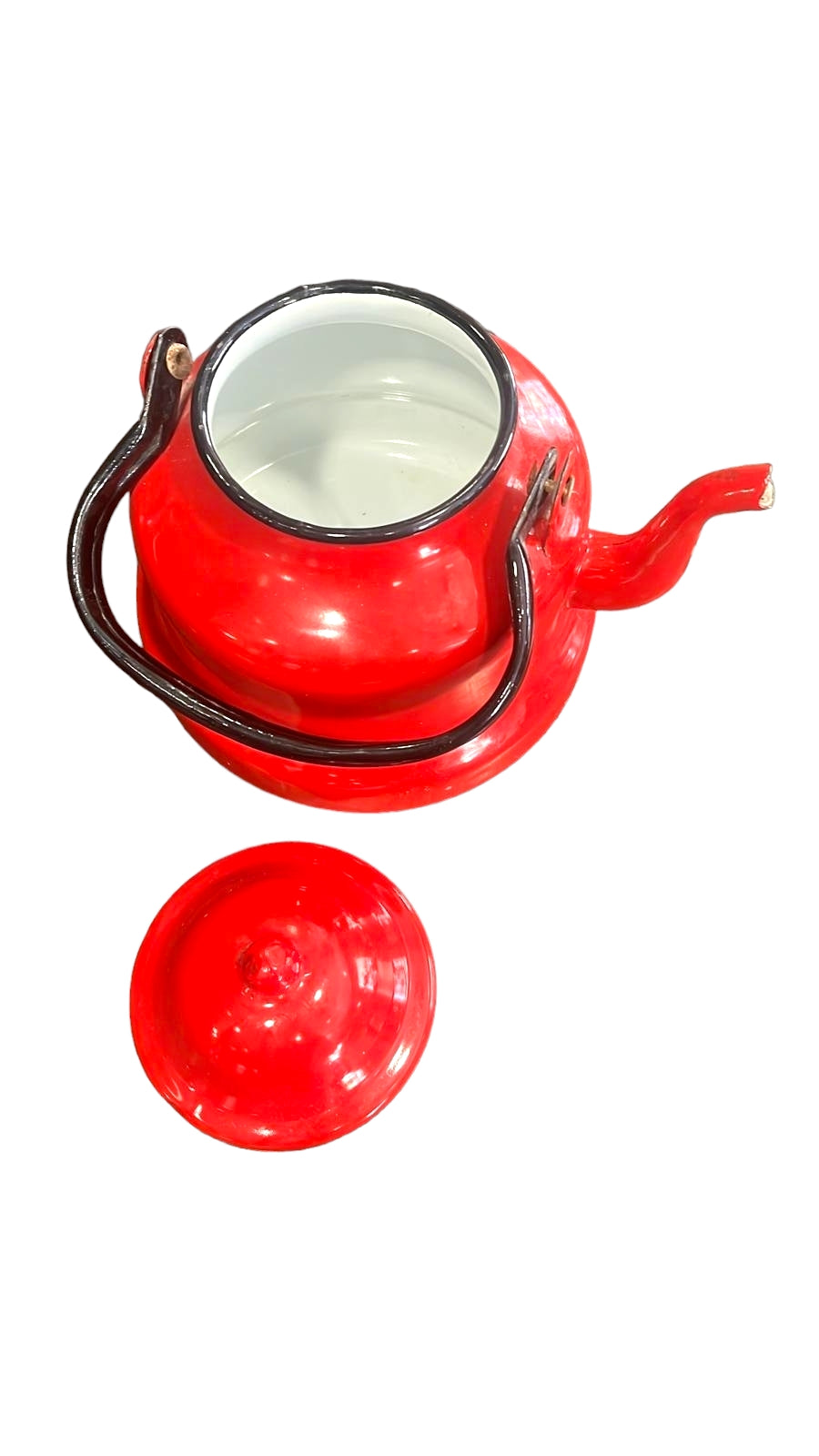 Cafetera antigua roja esmaltada con diseño vintage, ideal para decorar cocinas clásicas. Elegante y resistente, perfecta para amantes del estilo retro.