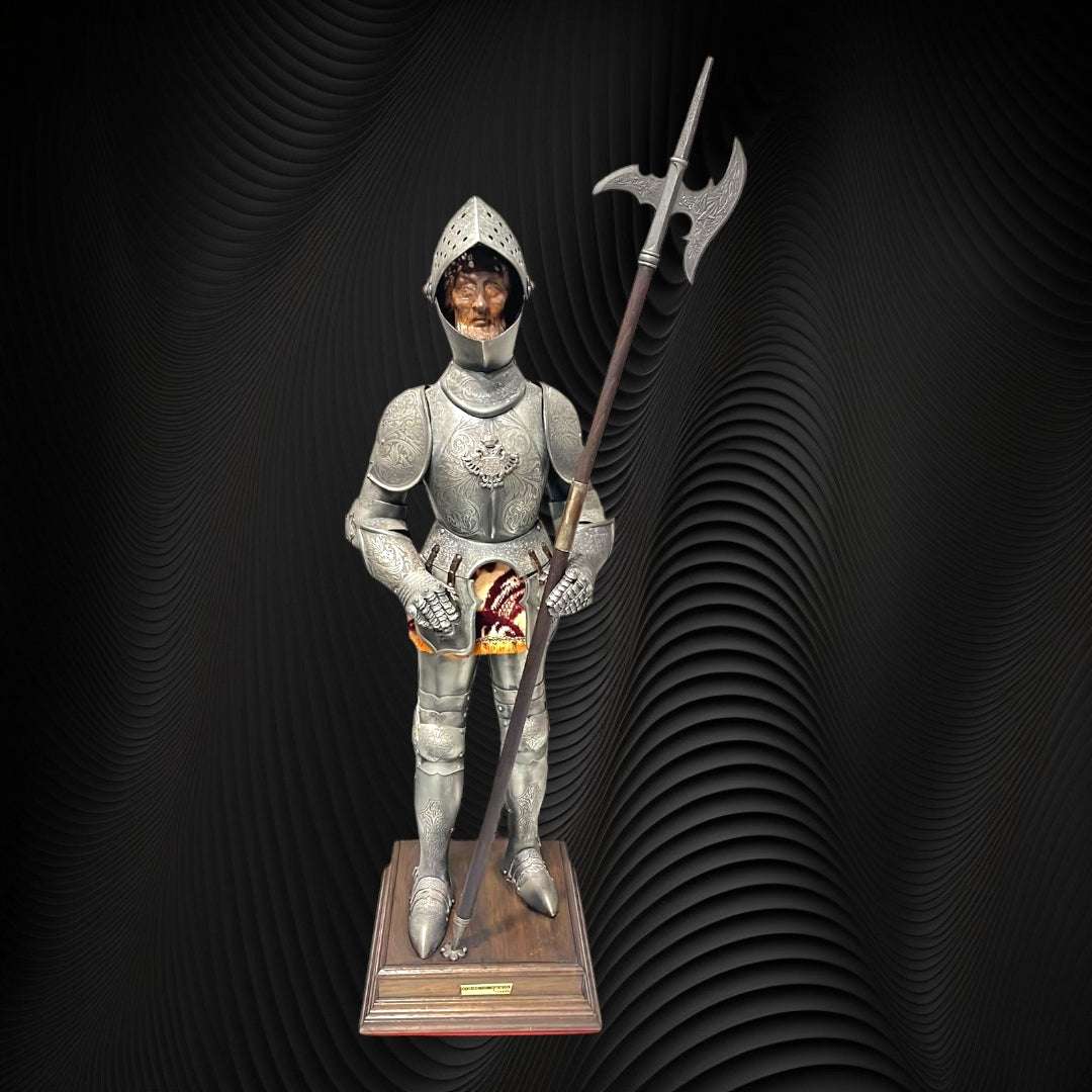 Armadura réplica toledana con faldón de oro y alabarda sobre base de madera, ideal para decoración temática de caballeros en el hogar.