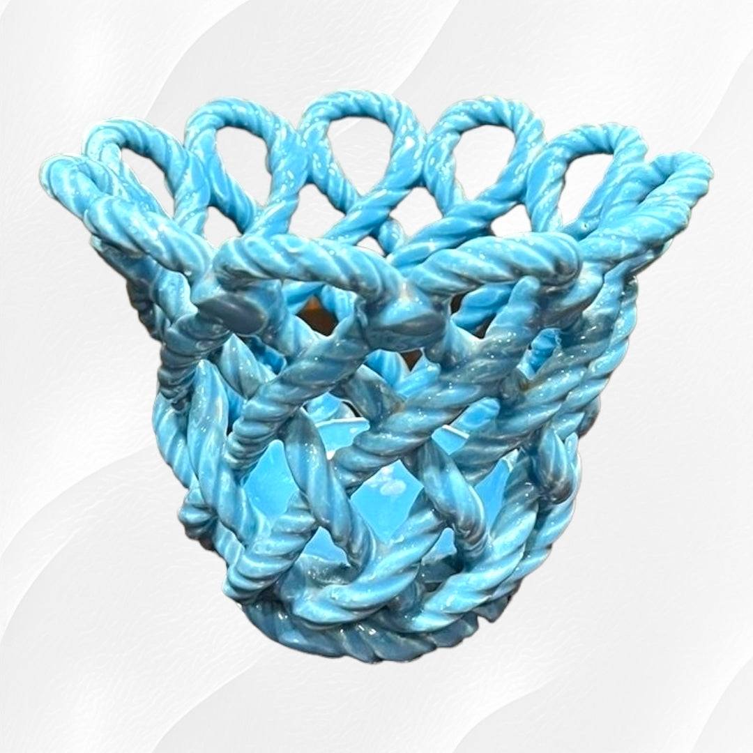 Cubre Macetas Manises celeste vintage con diseño trenzado de cerámica, ideal como centro de mesa en decoración de hogar estilo retro.