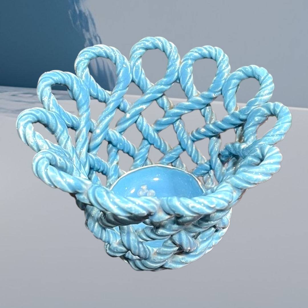 Cubre Macetas Manises celeste vintage con diseño trenzado de cerámica, ideal como centro de mesa en decoración de hogar estilo retro.