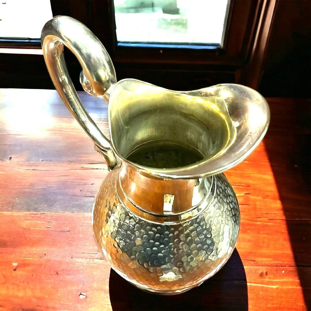 Jarra de metal amartillada con acabado brillante, ideal para decoración de interiores. Jarra decorativa elegante para Home & Garden > Decor.