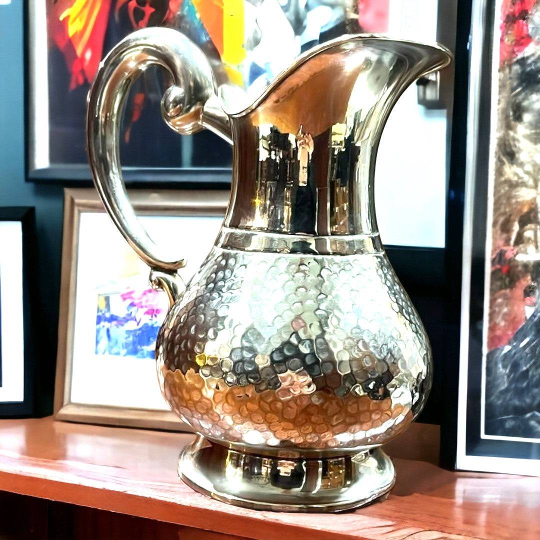 Jarra de metal amartillada con acabado brillante, ideal para decoración de interiores. Jarra decorativa elegante para Home & Garden > Decor.