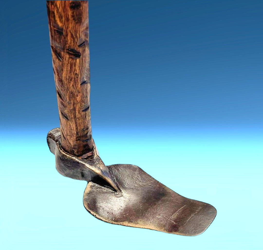 Azada Corazón decorativa de madera con mango tallado y hoja metálica, ideal para jardinería ligera y decoración rústica en exteriores.