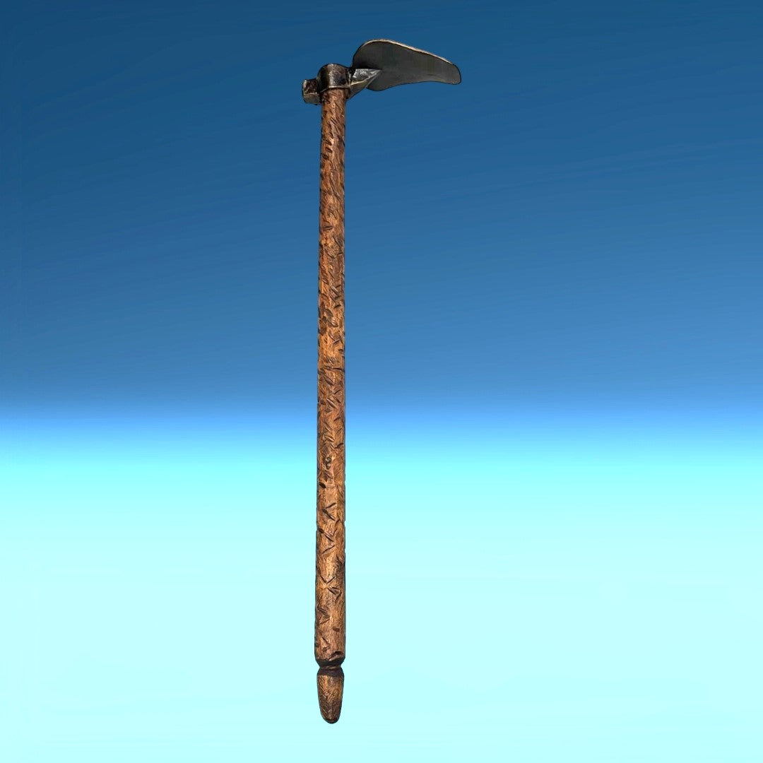 Azada Corazón decorativa de madera con mango tallado y hoja metálica, ideal para jardinería ligera y decoración rústica en exteriores.