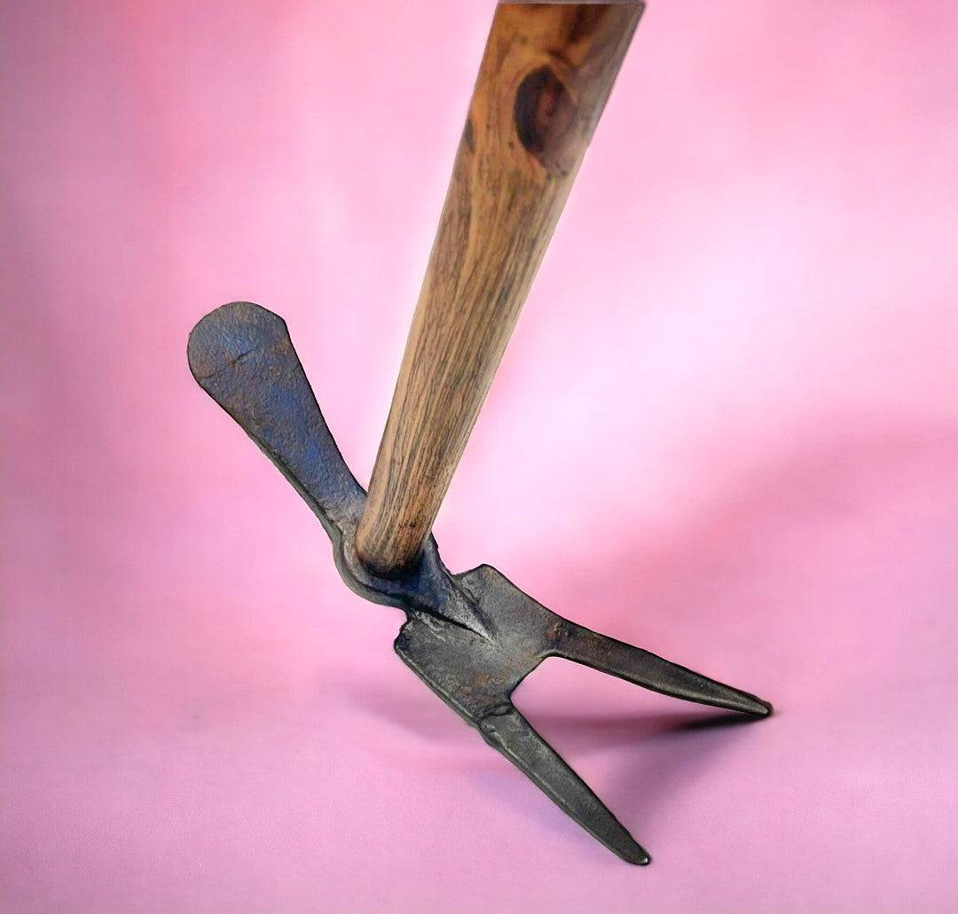 Doble Azada - Jardinería Eficiente con diseño punta corazón, herramienta rústica ideal para decoración de jardín y trabajo profundo en la tierra.