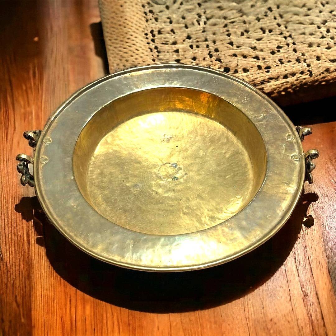 Gran brasero antiguo de metal con acabado dorado y asas ornamentadas, ideal para decoración vintage en interiores. Añade estilo y calidez al hogar.