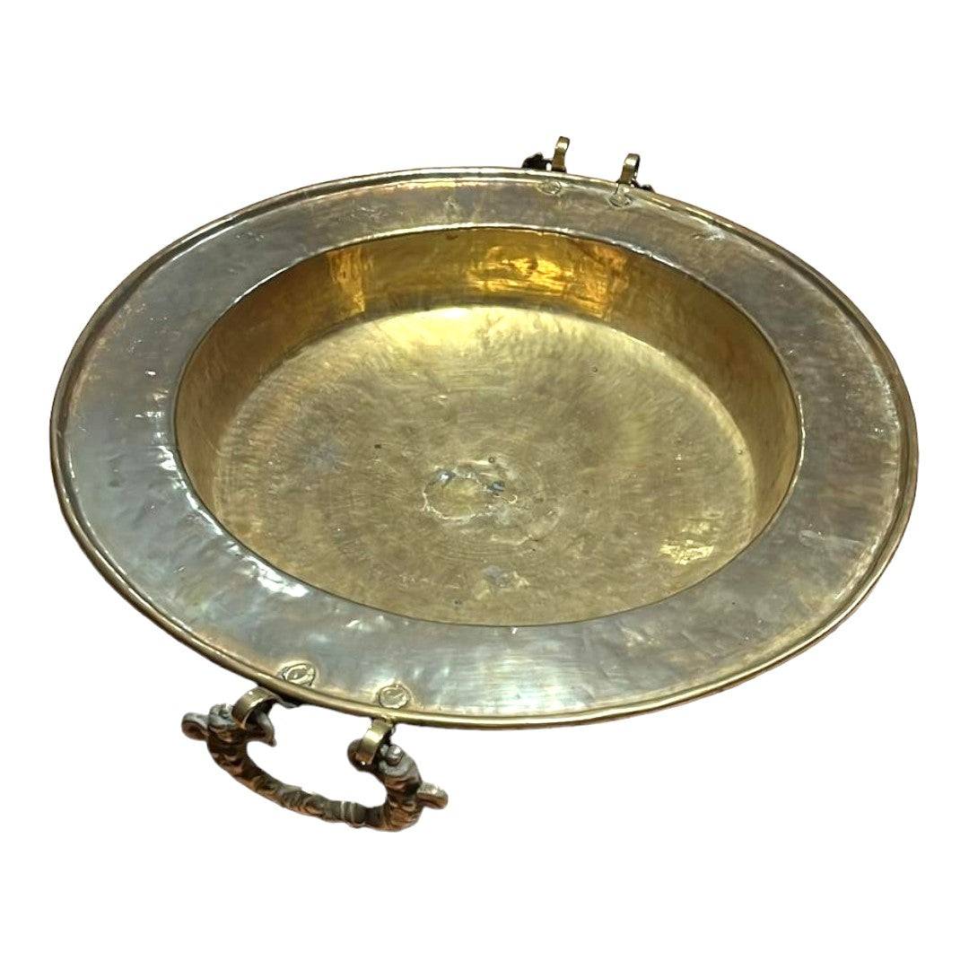 Gran brasero antiguo de metal con acabado dorado y asas ornamentadas, ideal para decoración vintage en interiores. Añade estilo y calidez al hogar.
