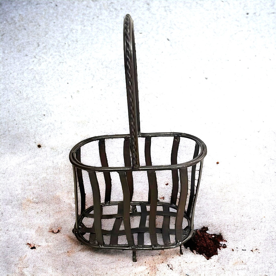 Botellero de forja con diseño elegante y asa alta para fácil transporte. Ideal para organizar botellas con estilo en tu hogar. Envío gratis.