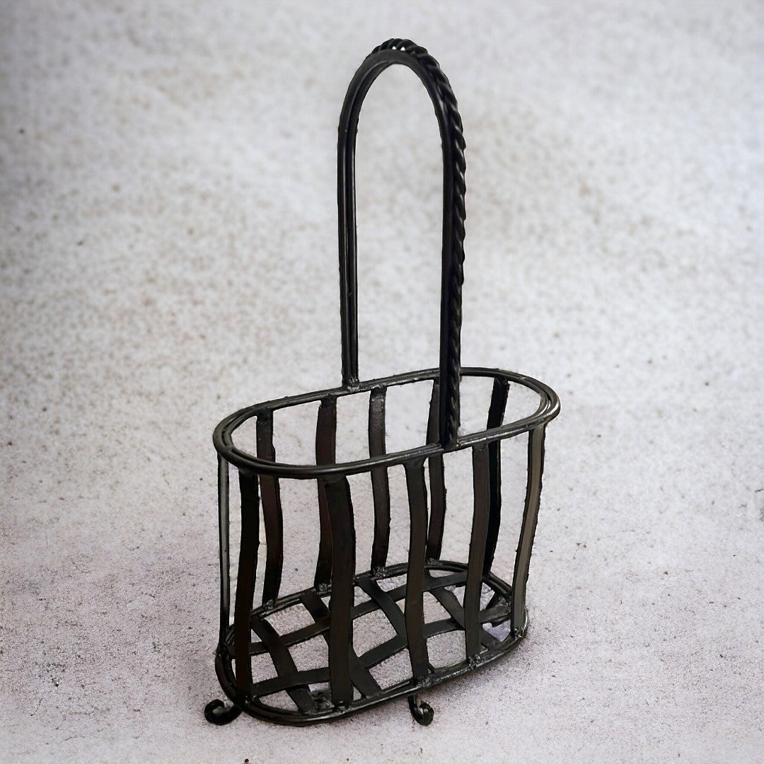 Botellero de forja con diseño elegante y asa alta para fácil transporte. Ideal para organizar botellas con estilo en tu hogar. Envío gratis.