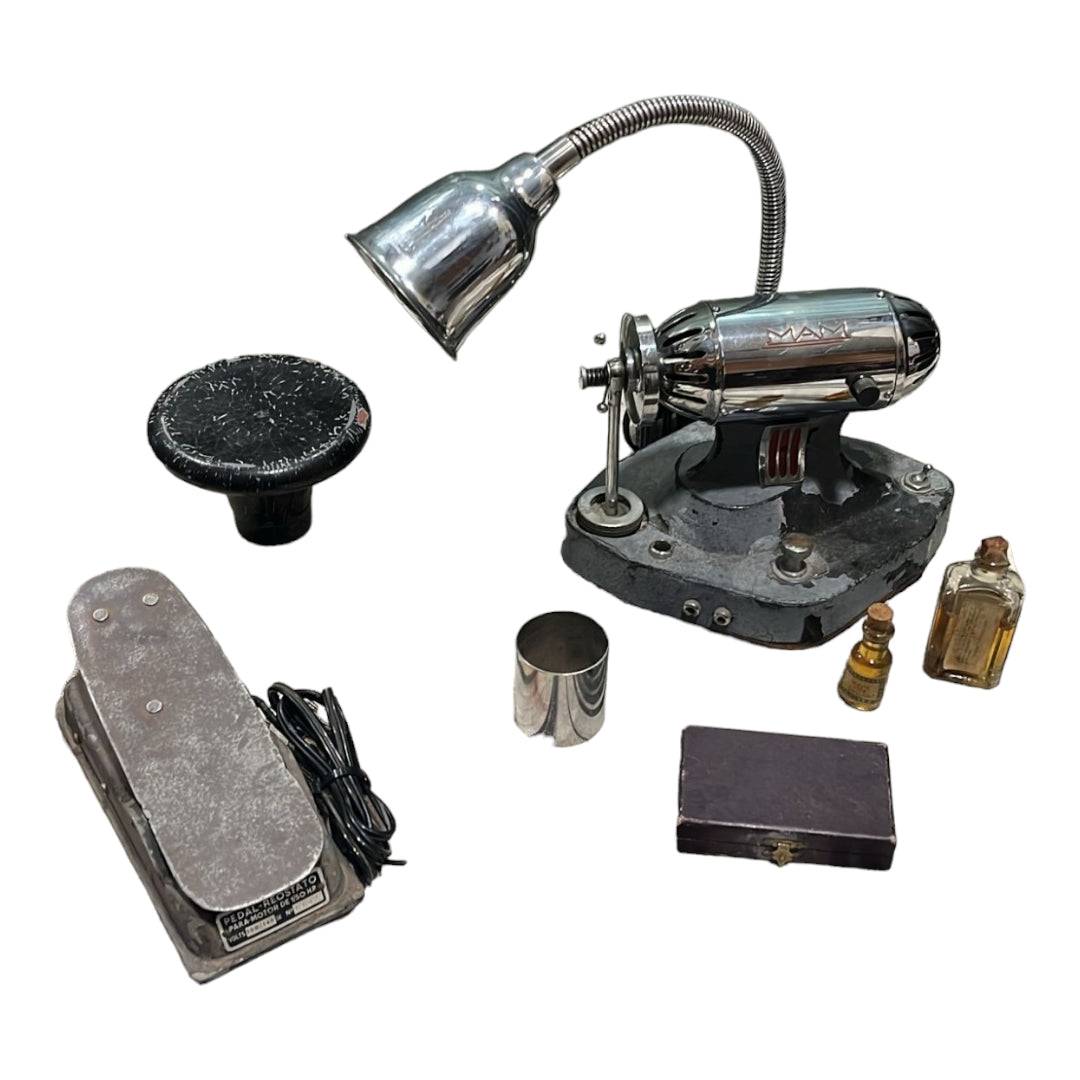 Máquina Reparar Medias - Máquina| Reparación Fácil y Económica con lámpara flexible, pedal, frascos de aceite y accesorios antiguos de costura.